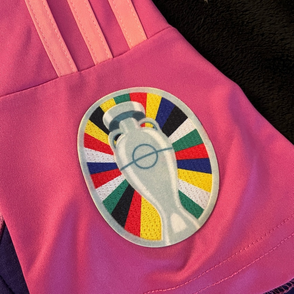 Kroos #8 Germany Away Euro 2024 pink soccer jersey gradient - Picture 4 of 7